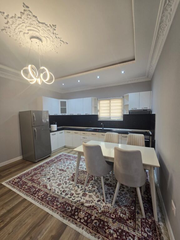 Appartamento 2 +1 2 camere + soggiorno/cucina, balcone, 116 m2, 50.000 lek/mese, edificio adiacente a Grand Gallery, 5° piano