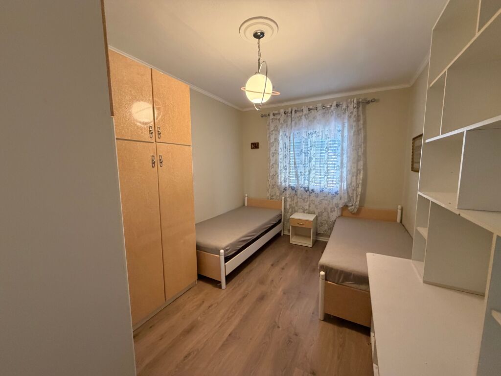 Jepet me qira apartament 2+1  📍 Ndodhet te Rruga Fortuzi, pranë qendrës.  * Tipologjia: 2+1 * Kati: 4 * Pallat pa ashensor * Plotësisht i mobiluar * Zonë e favorshme dhe me akses të lehtë në qendër  💶 Çmimi: 600 € / muaj  Për më shumë informacion ose për vizitë në pronë, kontaktoni.
