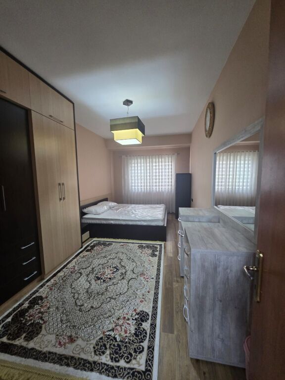 Appartamento 2 +1 2 camere + soggiorno/cucina, balcone, 116 m2, 50.000 lek/mese, edificio adiacente a Grand Gallery, 5° piano