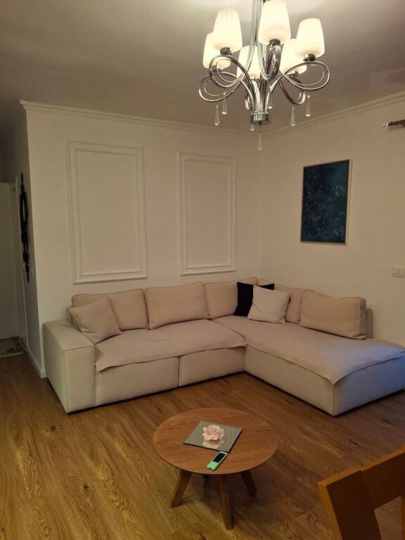 Shitet apartament 2+1+2B në Laprak mbrapa  restorant Loft