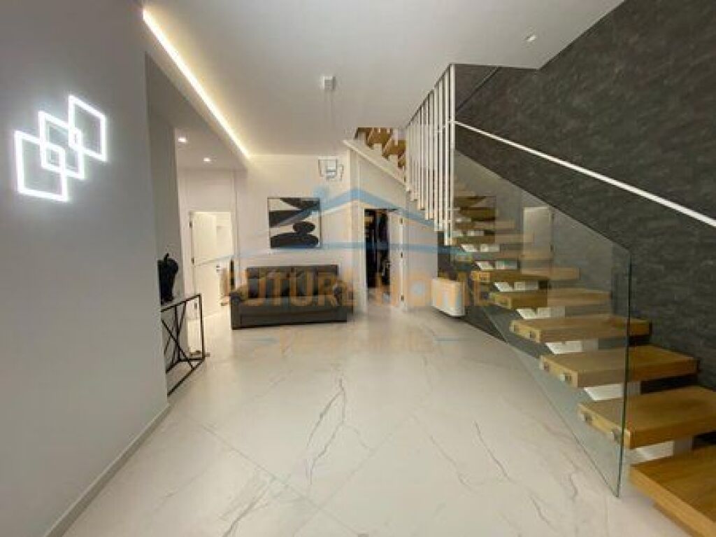 In vendita, Triplex 4+1+3+4 Posti Auto, Grey Stone Residence, Lago Asciutto