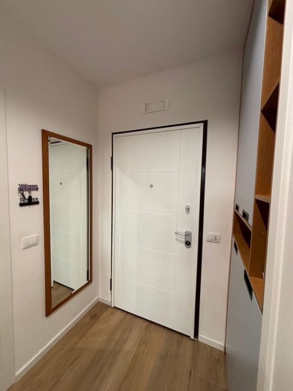 🏡 Apartament 1+1, 53m², i rinovuar totalisht dhe i mobiluar. 📍 Te Vilat Gjermane, 5 min nga Universiteti i Ekonomikut. ☀️ Kati 9, orientim jug-lindje, shumë dritë natyrale. 🛗 Pallat me ashensor. 💰 45.000 Lek/muaj. 📩 Për më shumë info