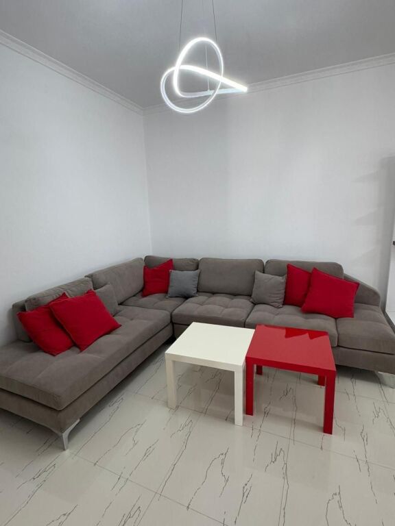 🏠Ne zonen e Saukut,prane Club Cinco Cavalli jepet me qera kati i III-te i nje vile 2+1,i mobiluar.50,000Leke