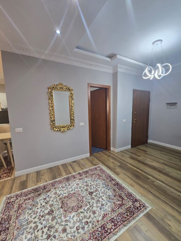 Appartamento 2 +1 2 camere + soggiorno/cucina, balcone, 116 m2, 50.000 lek/mese, edificio adiacente a Grand Gallery, 5° piano