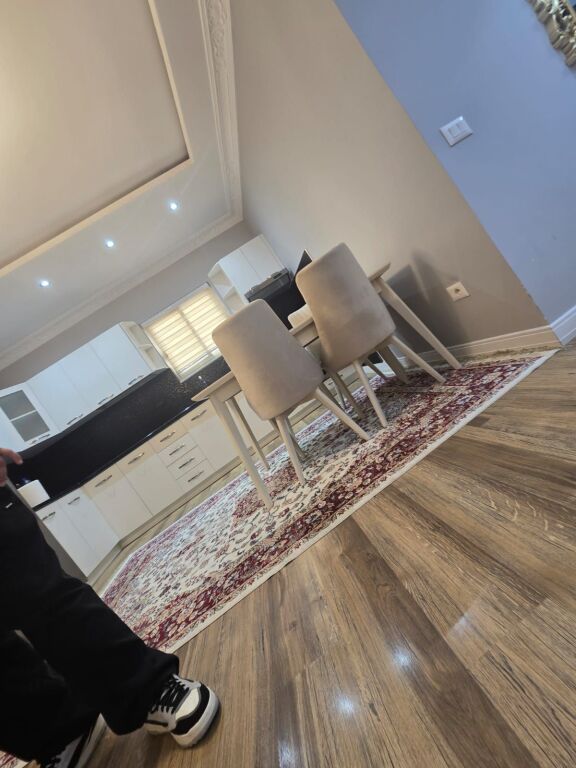 Appartamento 2 +1 2 camere + soggiorno/cucina, balcone, 116 m2, 50.000 lek/mese, edificio adiacente a Grand Gallery, 5° piano