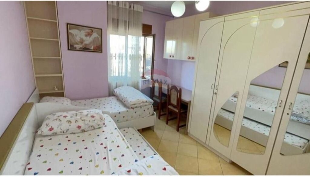 Jepet me Qira Apartament 2+1+2 në Qendër