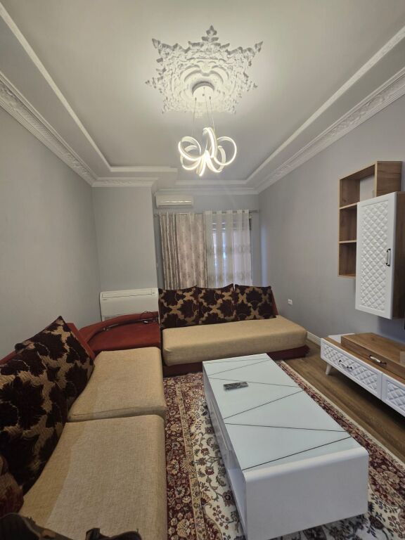 Appartamento 2 +1 2 camere + soggiorno/cucina, balcone, 116 m2, 50.000 lek/mese, edificio adiacente a Grand Gallery, 5° piano