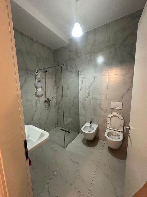 🏡 Jepet me qira apartament 1+1  📍 Jordan Misja, Kompleksi Kontakt  ✔️ Sipërfaqe 60 m² ✔️ Me ballkon ✔️ Pallat i ri me 2 ashensorë ✔️ Ambient i mobiluar dhe i organizuar mirë  💰 Qiraja: 450€/muaj  📞 Për më shumë informacion ose për një vizitë në pronë, kontakto