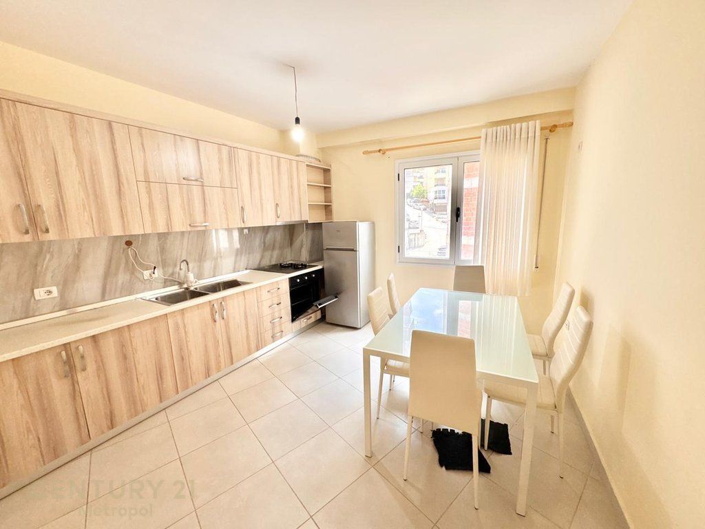 Apartament 2+1 per shitje mbi Kopshtin Botanik te Xhamia e Selites
