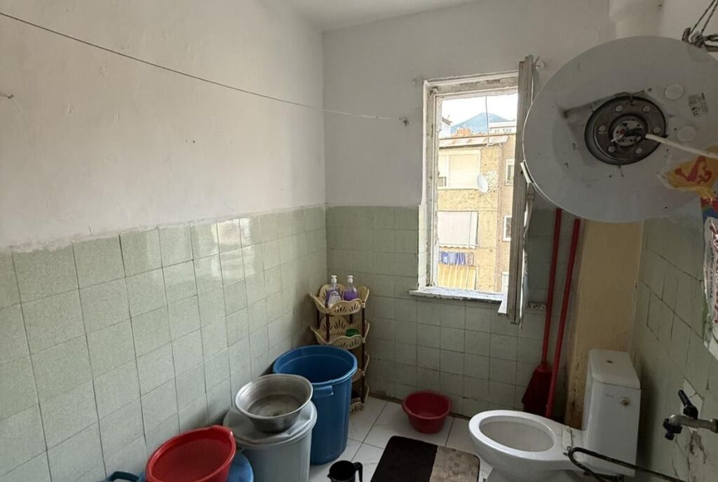 Tek Shkolla Kuqe Shitet Apartament 1+1 Me Lokacion Perfekt!