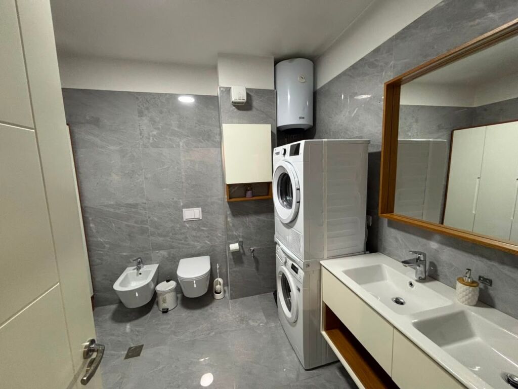 🏡 Apartament 1+1, 53m², i rinovuar totalisht dhe i mobiluar. 📍 Te Vilat Gjermane, 5 min nga Universiteti i Ekonomikut. ☀️ Kati 9, orientim jug-lindje, shumë dritë natyrale. 🛗 Pallat me ashensor. 💰 45.000 Lek/muaj. 📩 Për më shumë info