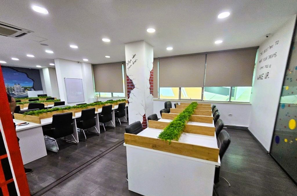 AMBIENTI UFFICIO PRESSO IL COMPLESSO DELIJORGJI 200m2