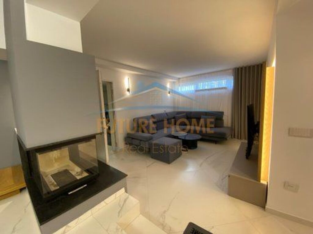 In vendita, Triplex 4+1+3+4 Posti Auto, Grey Stone Residence, Lago Asciutto