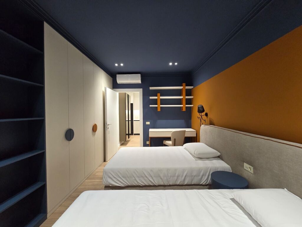 Jepet me qira apartament 2+1 tek Golden Tower  📍 Në një rezidencë moderne dhe të mirëadministruar.  ▪️ Sipërfaqe: 104 m² ▪️ Kati 6 ▪️ Post parkimi i përfshirë në katin -2 ▪️ Apartament i pabanuar më parë ▪️ Ambiente të bollshme dhe ndriçim natyral  💶 Çmimi: 1,500 € / muaj  