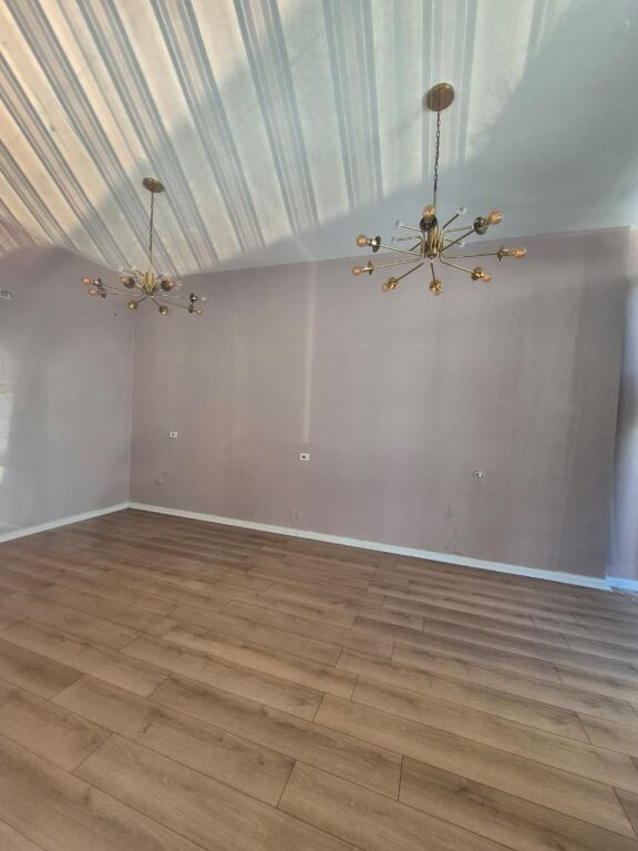 Jepet ambient biznesi me qira tek Rruga Sali Butka , prane Square 21 , prane  Violett Salon !