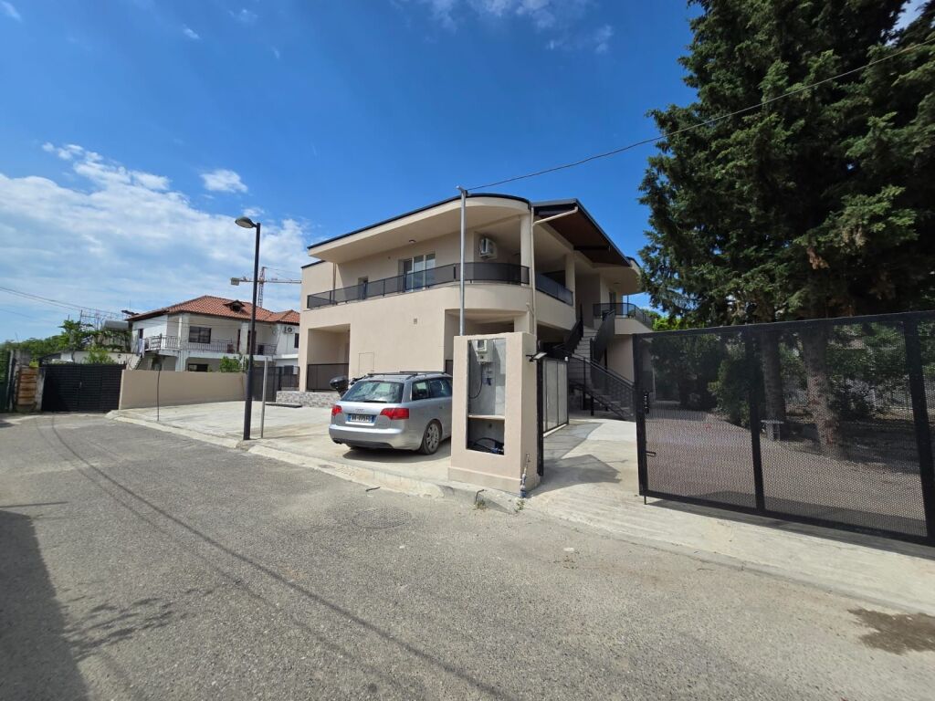 Jepet shtepi private 2 kateshe me qera tek Casa Italia