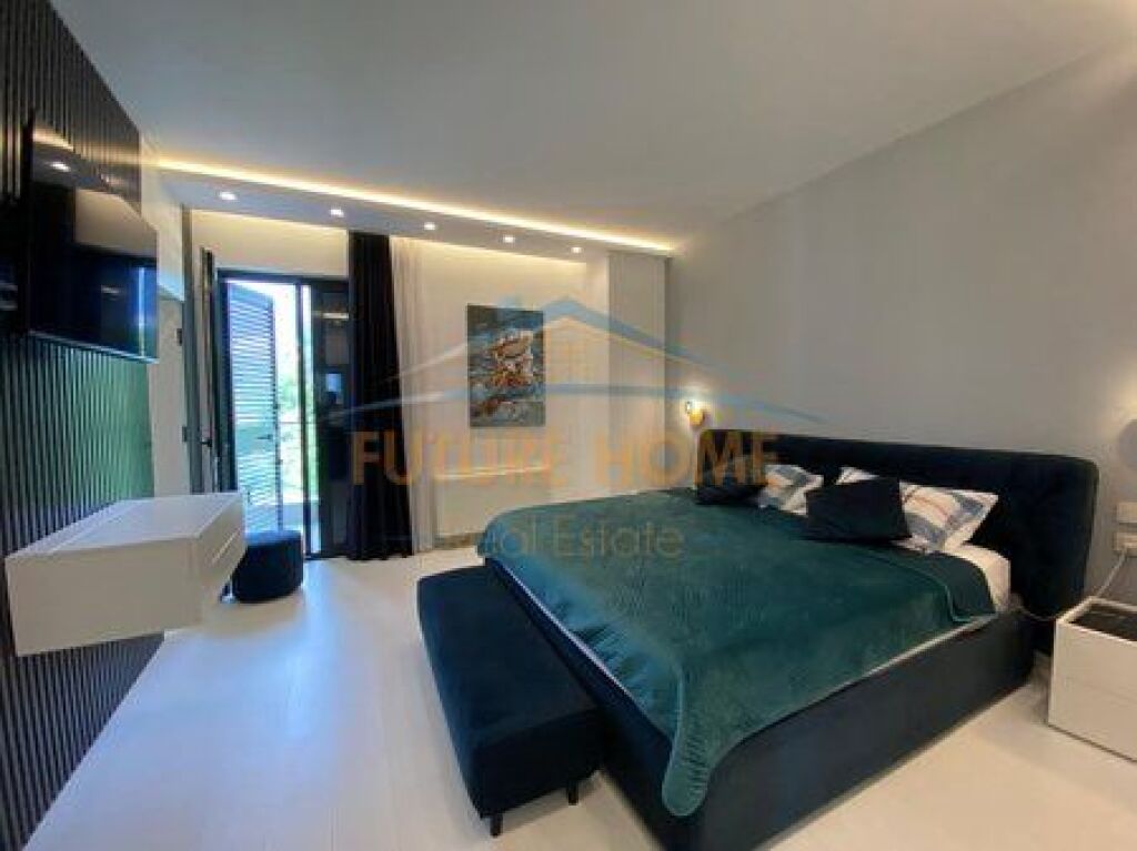 In vendita, Triplex 4+1+3+4 Posti Auto, Grey Stone Residence, Lago Asciutto