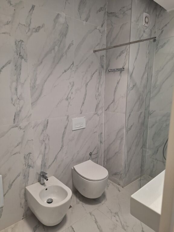 Tirane, jepet me qera apartament 1+1 Kati 4, 61 m² 43.000 LEK (Kompleksi Kaimi, ALI DEMI) PA KOMISION