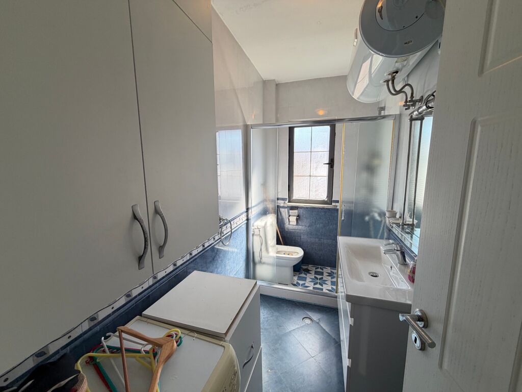 Jepet me qira apartament 2+1  📍 Ndodhet te Rruga Fortuzi, pranë qendrës.  * Tipologjia: 2+1 * Kati: 4 * Pallat pa ashensor * Plotësisht i mobiluar * Zonë e favorshme dhe me akses të lehtë në qendër  💶 Çmimi: 600 € / muaj  Për më shumë informacion ose për vizitë në pronë, kontaktoni.