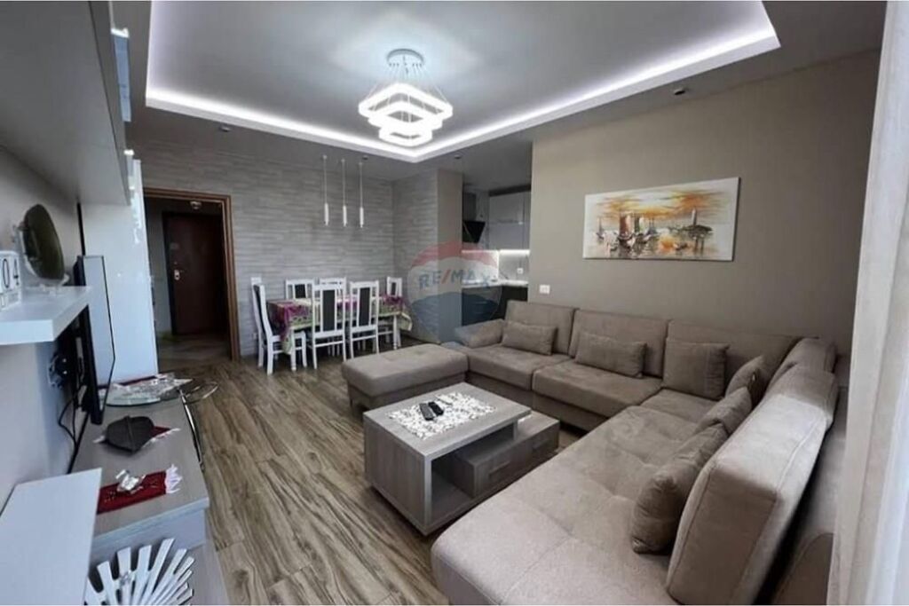 Jepet me Qira Apartament 2+1+2 në Qendër