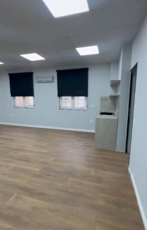 🏢 Zyrë me Qira në Qendër të Tiranës – Përballë Toptanit