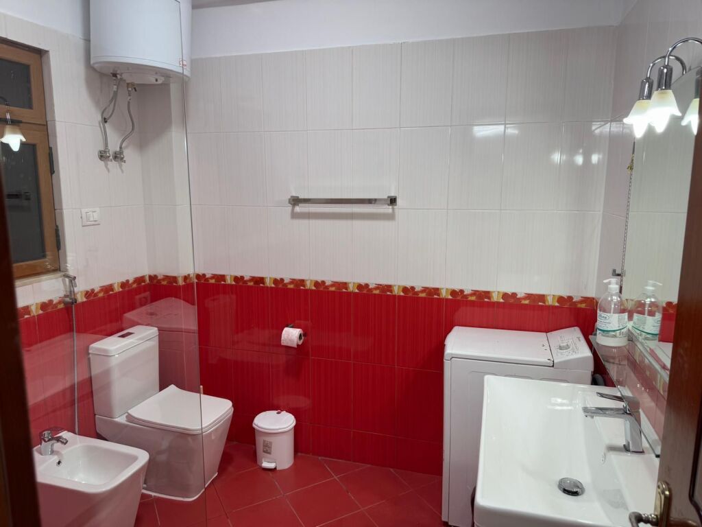 🏠Ne zonen e Saukut,prane Club Cinco Cavalli jepet me qera kati i III-te i nje vile 2+1,i mobiluar.50,000Leke