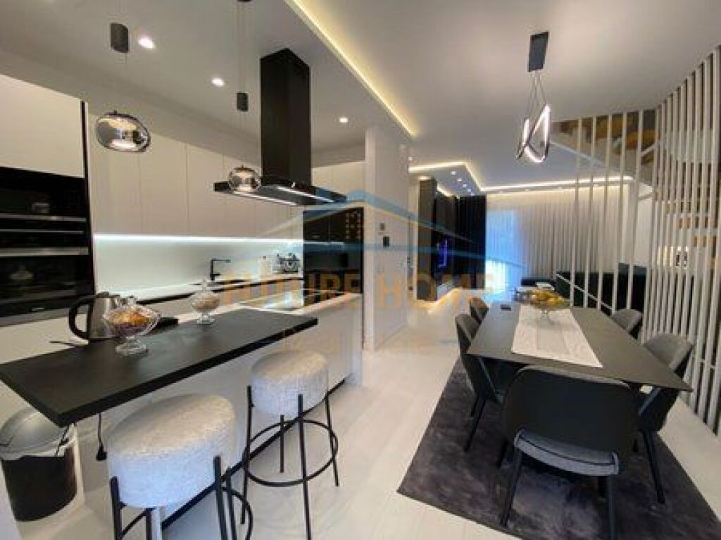 In vendita, Triplex 4+1+3+4 Posti Auto, Grey Stone Residence, Lago Asciutto