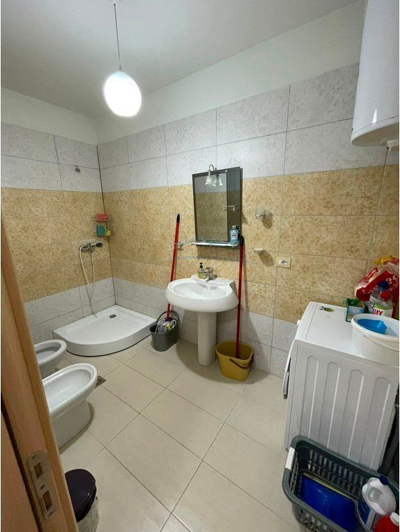 Shitet, Apartament 2+1+Verandë, Vila e Zogut, Durrës.
