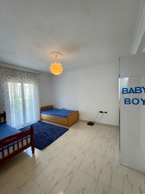 🏠Ne zonen e Saukut,prane Club Cinco Cavalli jepet me qera kati i III-te i nje vile 2+1,i mobiluar.50,000Leke
