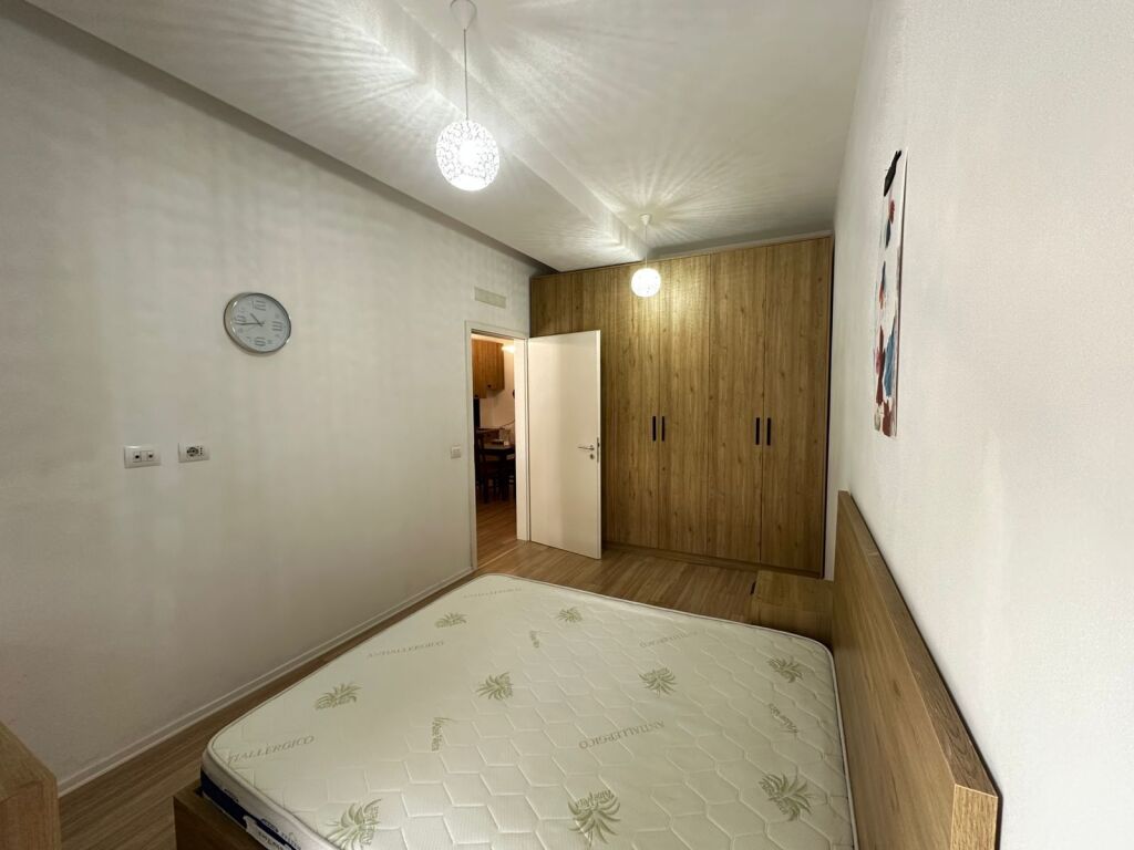 🏡 Jepet me qira apartament 1+1  📍 Jordan Misja, Kompleksi Kontakt  ✔️ Sipërfaqe 60 m² ✔️ Me ballkon ✔️ Pallat i ri me 2 ashensorë ✔️ Ambient i mobiluar dhe i organizuar mirë  💰 Qiraja: 450€/muaj  📞 Për më shumë informacion ose për një vizitë në pronë, kontakto