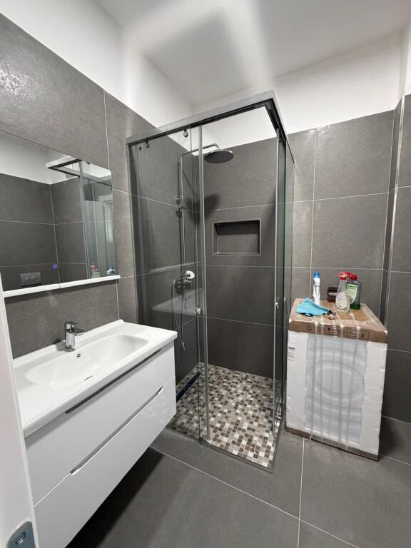 Jepet me qera apartament 1+1 + post parkimi tek Golden Park