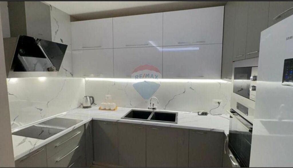 Jepet me Qira Apartament 2+1+2 në Qendër