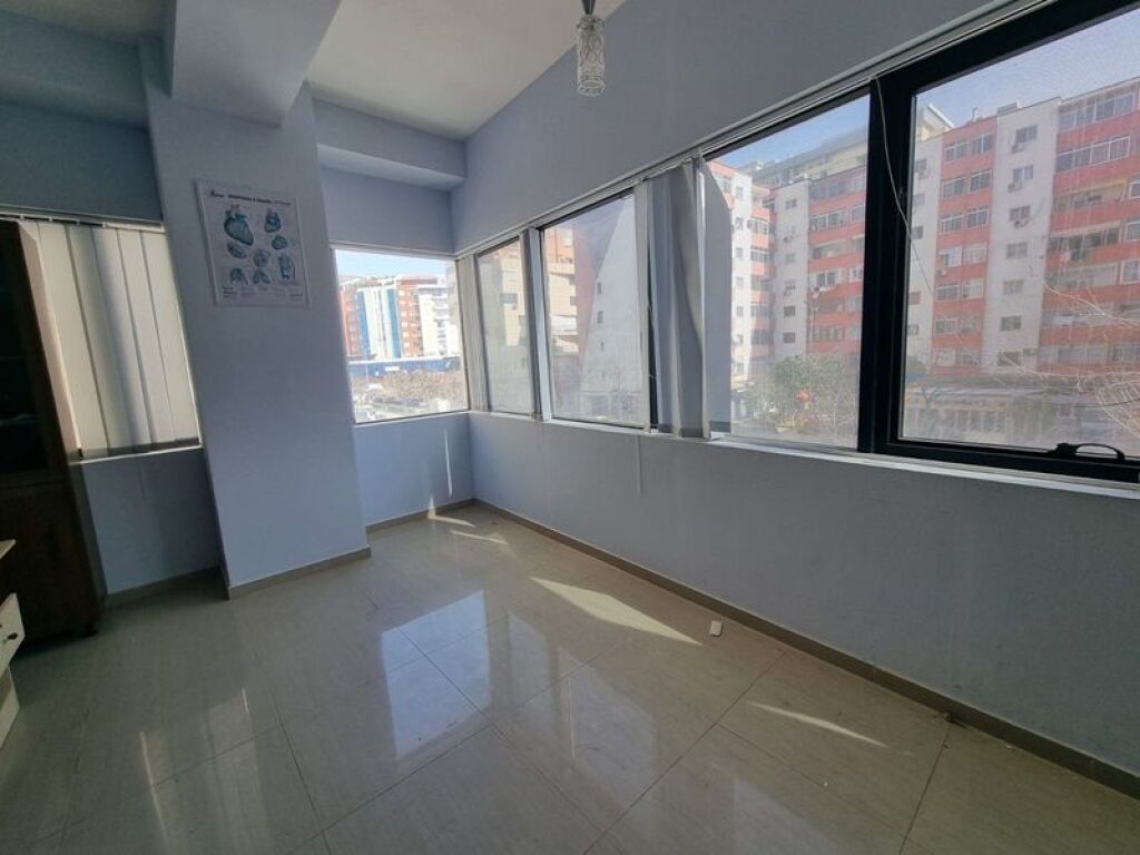Shitet ambient biznesi në Lezhë 105 m²