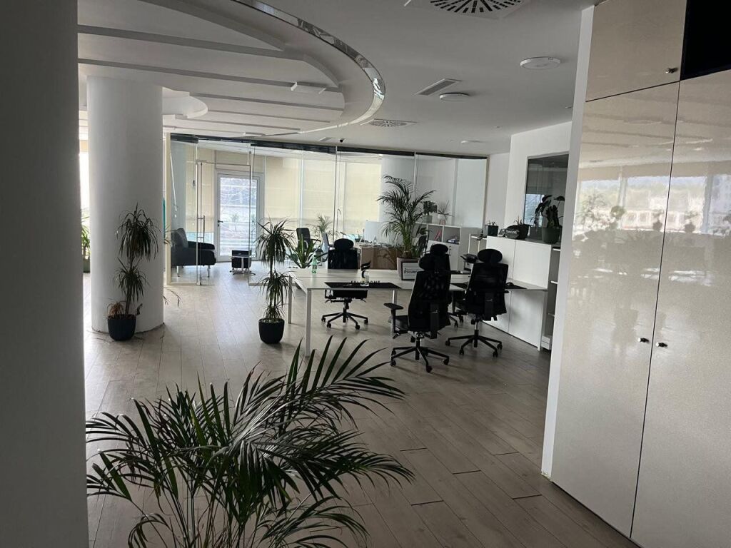 UFFICIO IN AFFITTO 300 M2 AIR ALBANIA 700.000 LEKE FH-78001