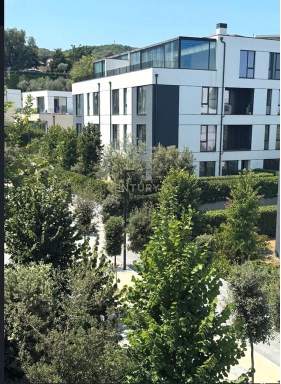 Shitet apartament 3+1 tek liqeni i thate