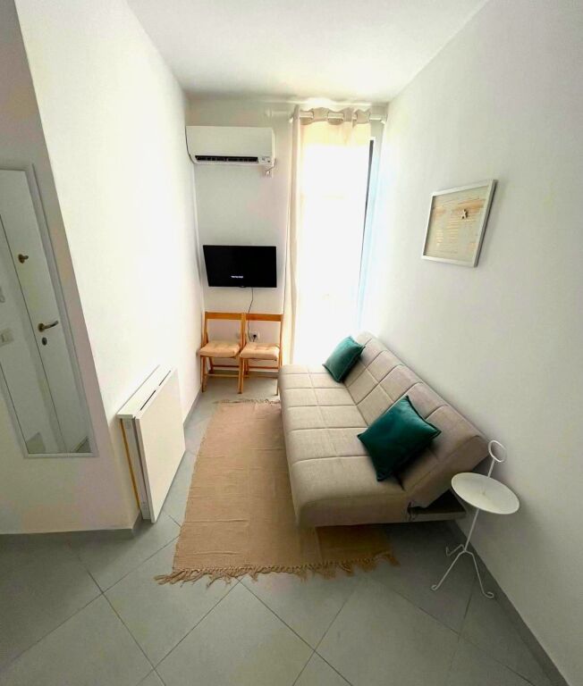 Tirana, 420 euros per month, apartment 1+1 for rent on the 7th floor, with elevator, 70 m², American hospital 2