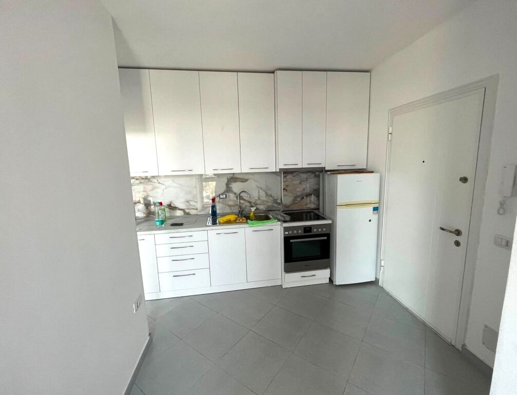 Tirana, 420 euros per month, apartment 1+1 for rent on the 7th floor, with elevator, 70 m², American hospital 2