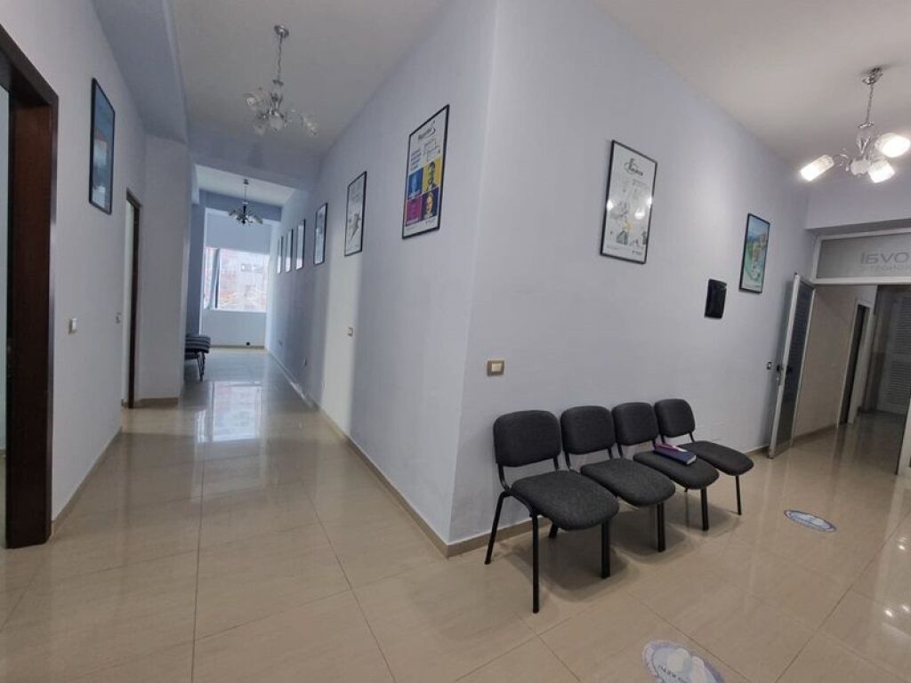 Shitet ambient biznesi në Lezhë 105 m²