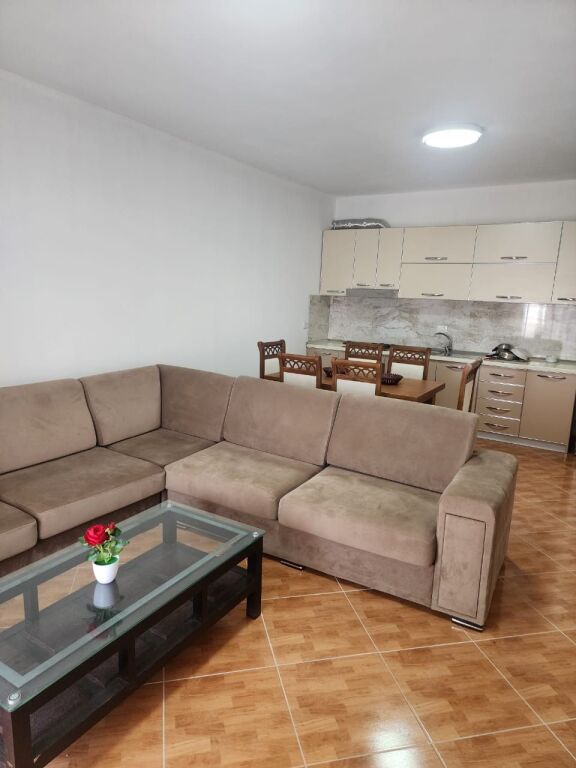 🏠Appartamento 2+1 in affitto annuale a Transballkanike, Vlore📍