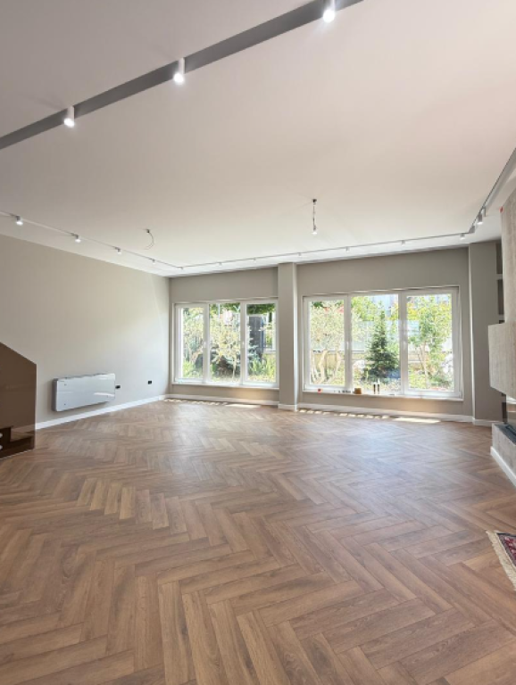 Modern Villa with Pool for Rent – Rolling Hills Residence