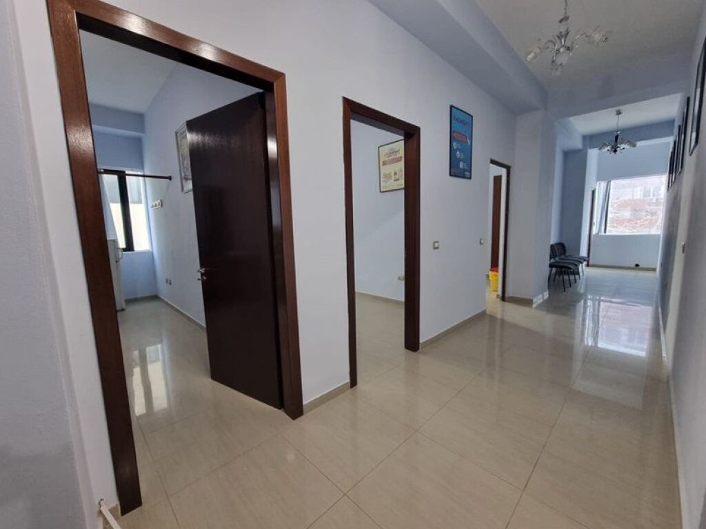 Shitet ambient biznesi në Lezhë 105 m²