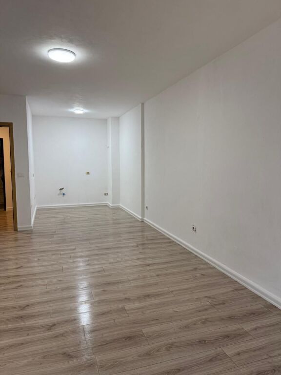 🏢Former Exhibition “Shqiperia Sot” offers business premises for rent for offices,1+1, empty. 80,000Leke (Gross)