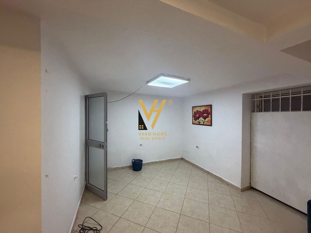 AFFITTASI LOCALE COMMERCIALE 23 M2 VICINO ALLO STADIO DINAMO 30.000 LEKE