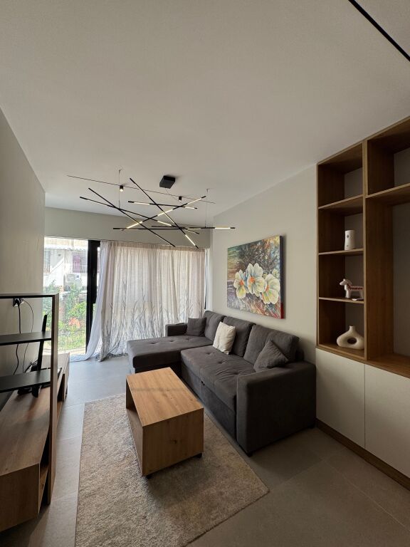 Shitet apartament 1+1 , Rruga Dibres