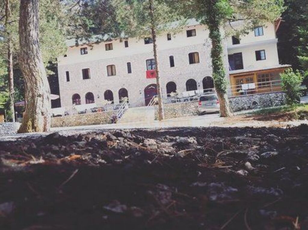 Qira, Hotel 3 katësh, Llogara,Vlore