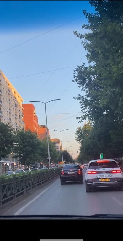 Shitet Ambjent BiznesI Buze Rruge Ne Kamez.