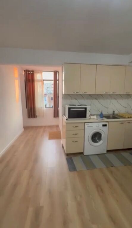 21 Dhjetori jepet apartament me qera 1+1