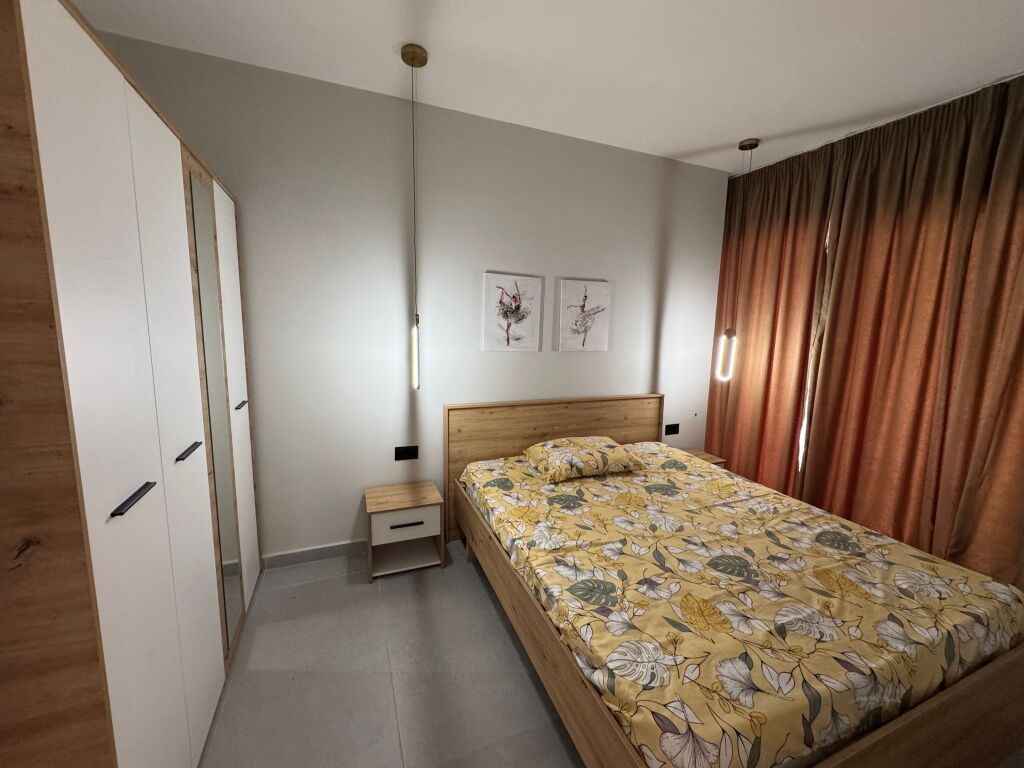Shitet apartament 1+1 , Rruga Dibres