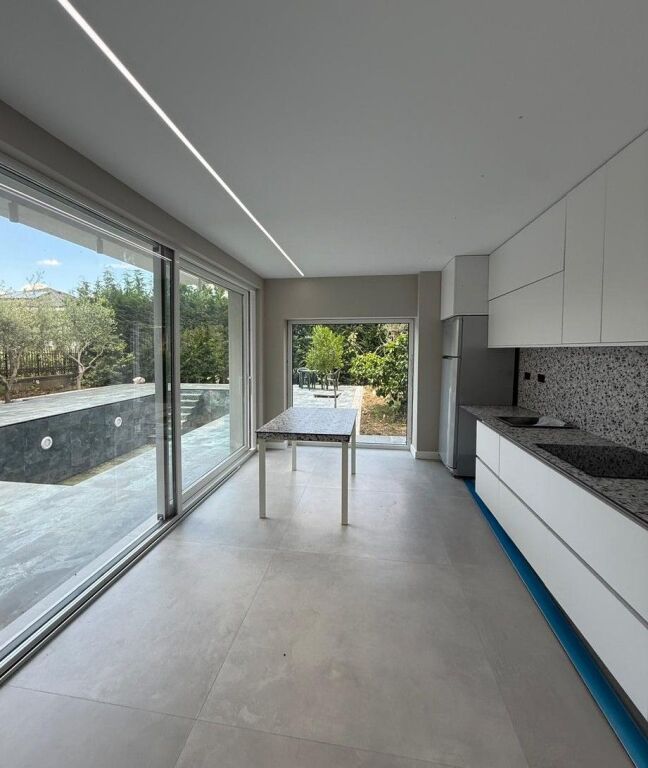 📌Vilë Moderne me Pishinë Private për Qira – Rolling Hills Residence