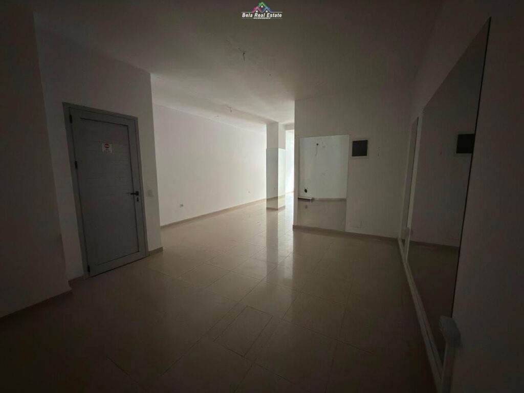 Dyqan Me Qera Tek Komuna e Parisit (ID BD21918) Tirane
